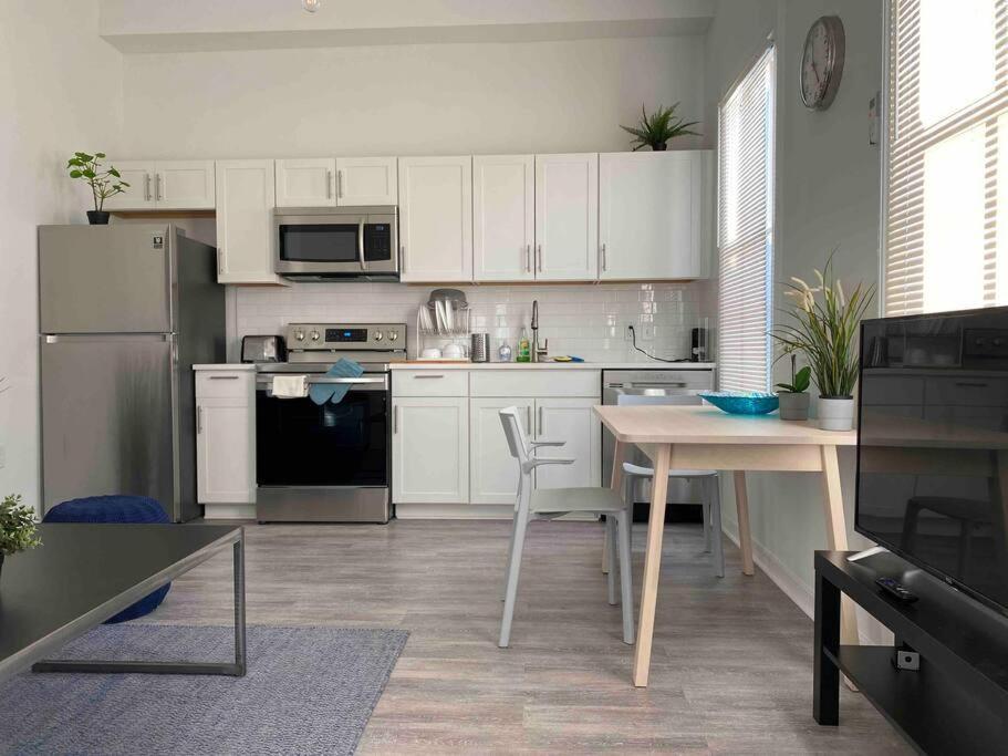 Chic Bungalow Apartment Steps From Armature Works & Downtown Riverwalk 탬파 외부 사진